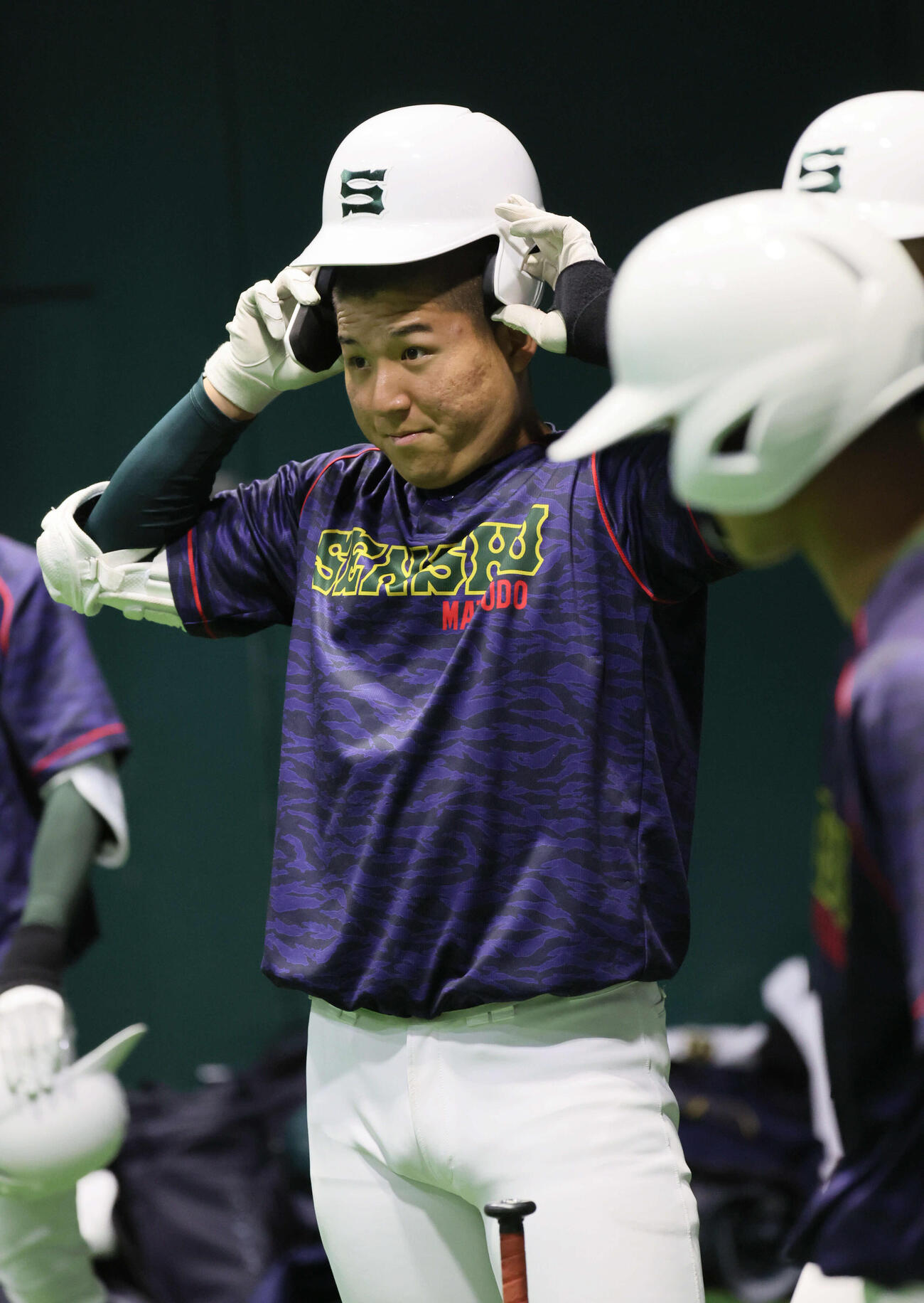 雨で試合が中止となり、室内で練習する専大松戸・吉岡（撮影・宮崎幸一）