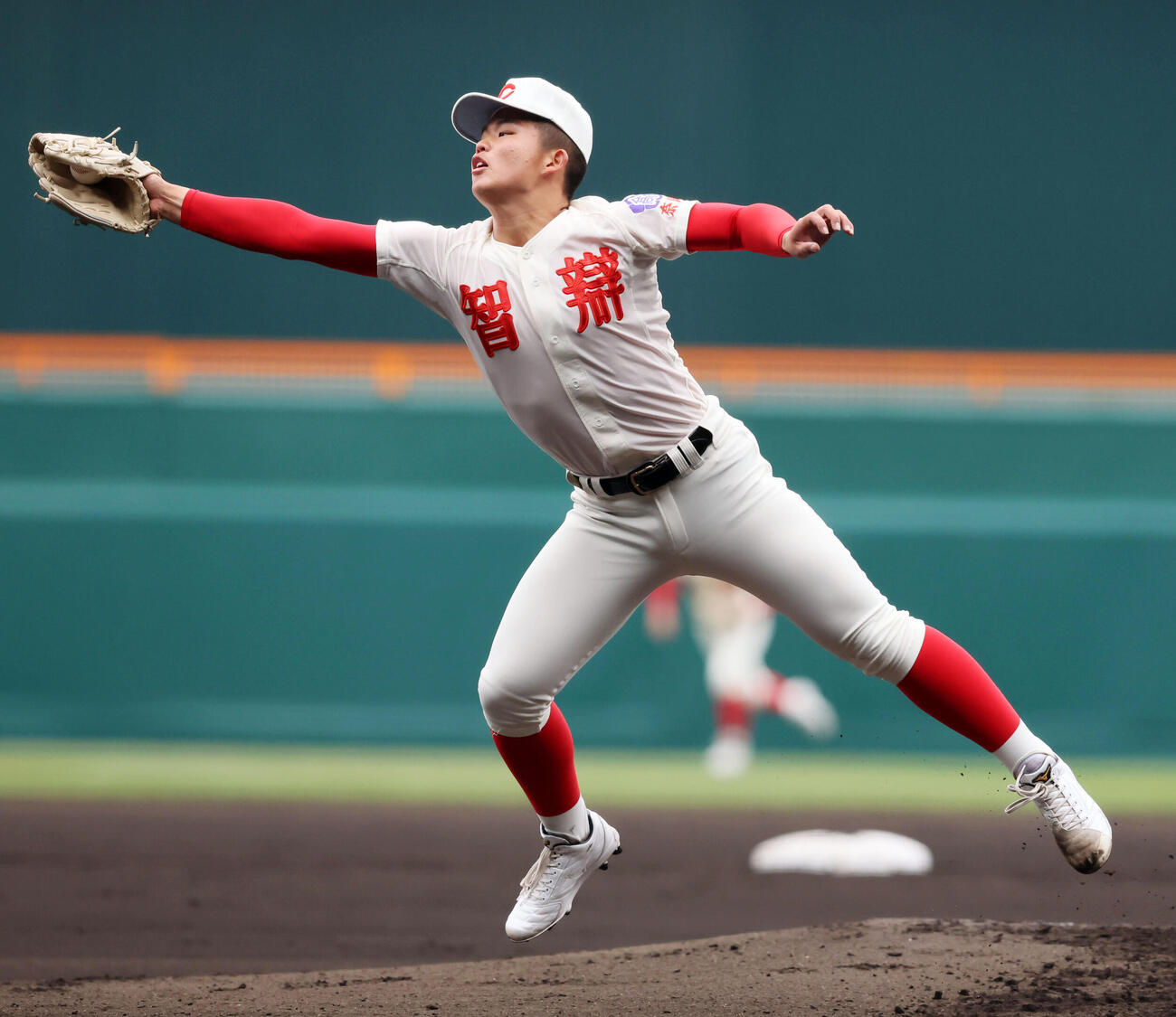 智弁学園対神村学園　　1回裏神村学園2死二、三塁、杉本は森友の打球を好捕する（撮影・加藤哉）