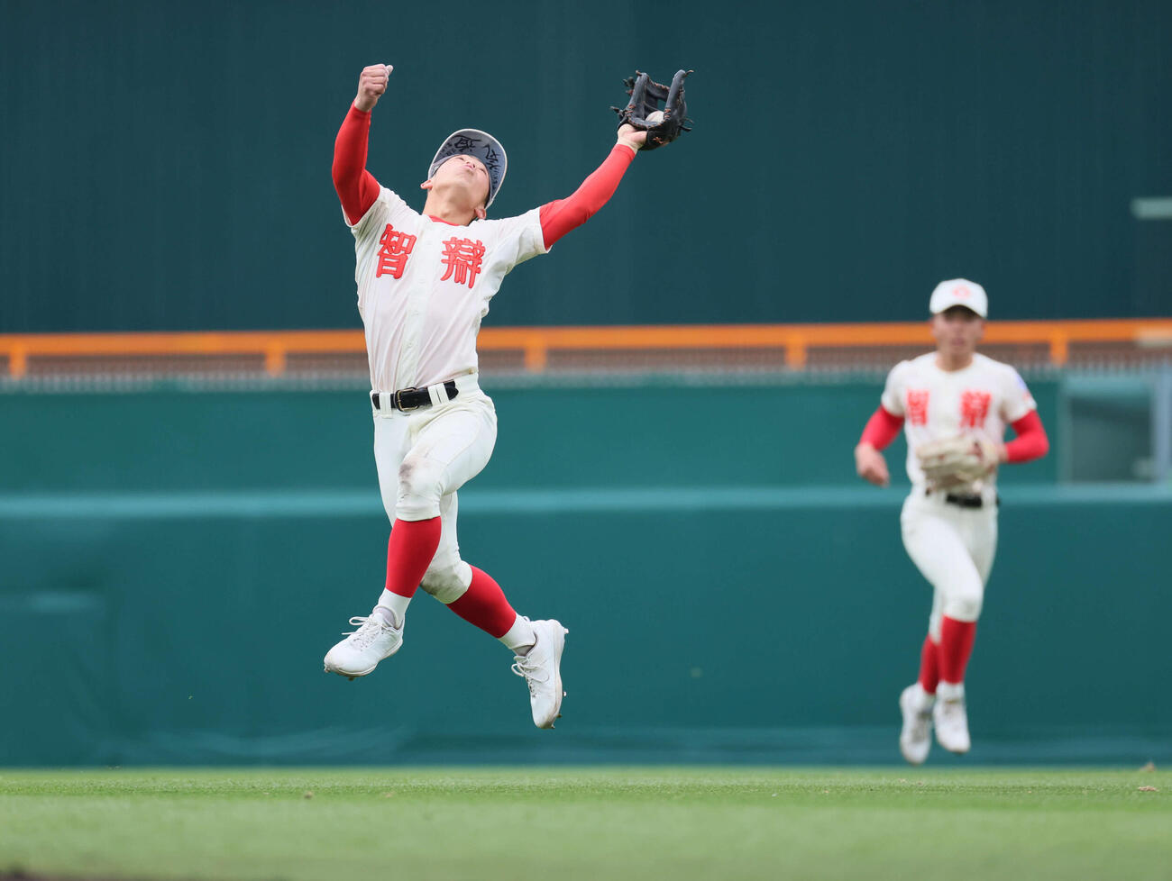 智弁学園対神村学園　7回裏神村学園1死、川本の打球を好捕する志村（撮影・宮崎幸一）