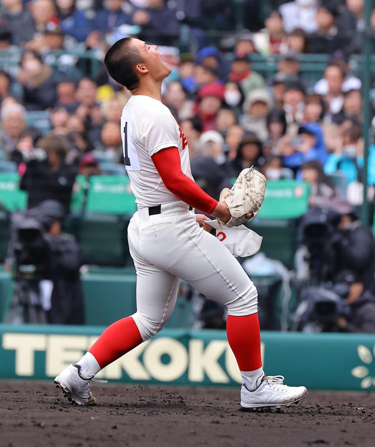 智弁学園対神村学園　10回裏神村学園2死二、三塁、田中を左飛に打ち取り雄たけびを上げる智弁学園エース杉本（撮影・上田博志）