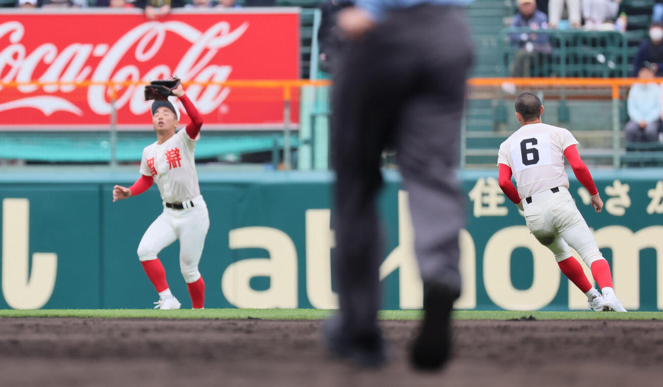 智弁学園対神村学園　10回裏神村学園2死二、三塁、大西（左）は田中の左飛を捕りゲームセット（撮影・宮崎幸一）