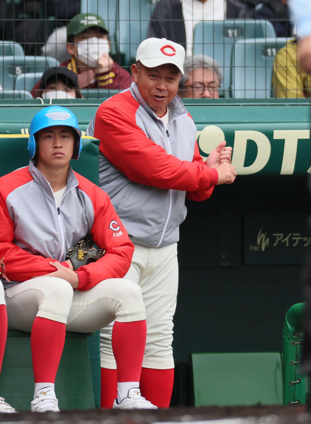 智弁学園対神村学園　戦況を見つめる智弁学園・小坂監督（撮影・宮崎幸一）