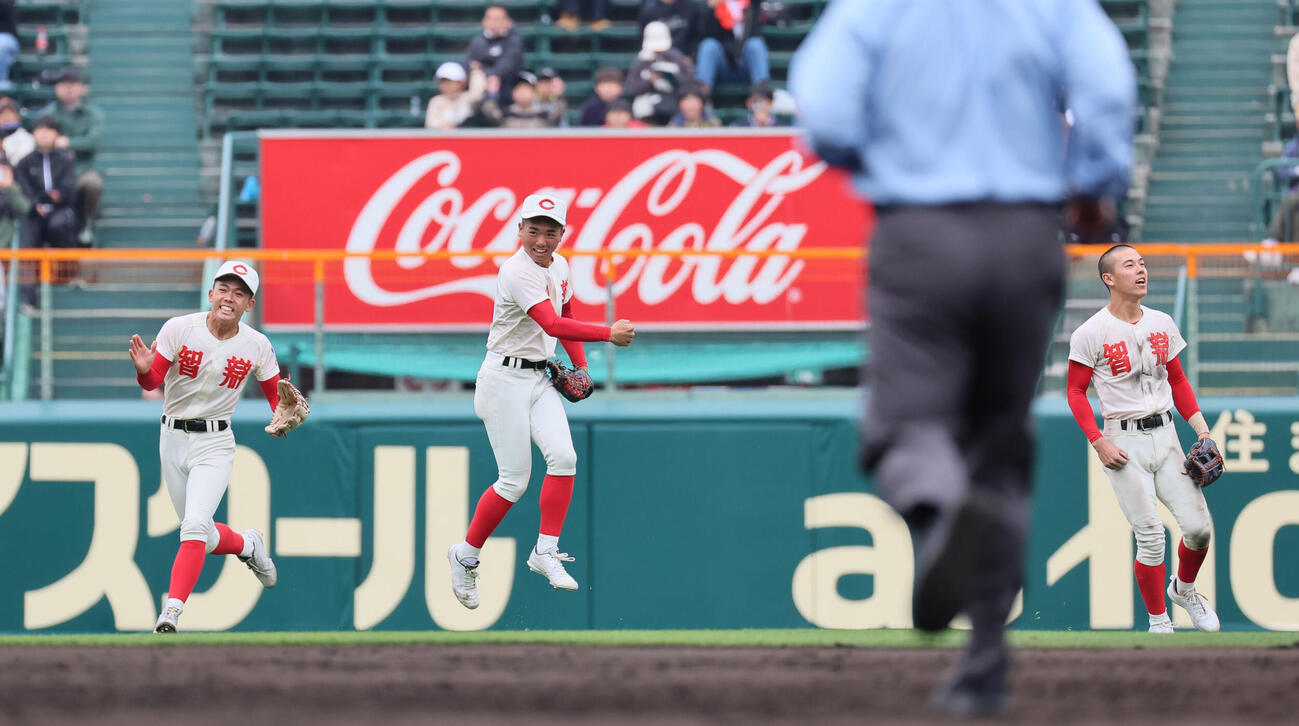智弁学園対神村学園　10回裏神村学園2死二、三塁、大西（中央）は田中の左飛を捕りゲームセット（撮影・宮崎幸一）