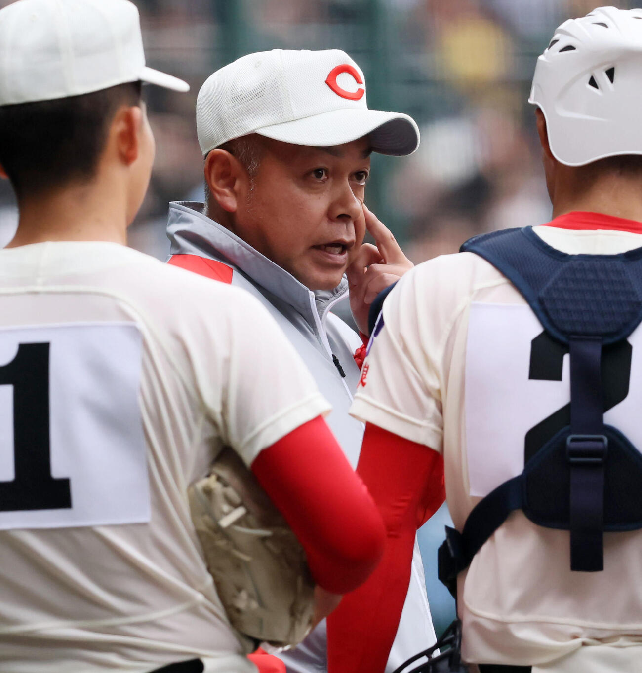 智弁学園対神村学園　ナインを前に言葉をかける智弁学園・小坂監督（撮影・加藤哉）