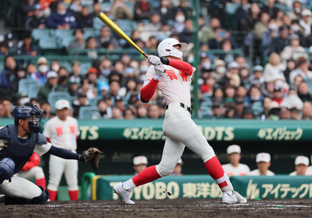 智弁学園対神村学園　10回表智弁学園1死満塁、太田は勝ち越しの中犠飛を放つ（撮影・宮崎幸一）