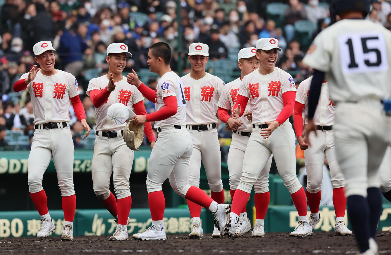 智弁学園対神村学園　完投勝利を収めた智弁学園・杉本（中央）はナインとタッチ（撮影・宮崎幸一）