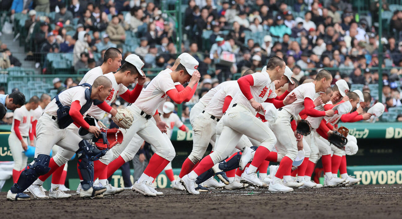 智弁学園対神村学園　勝利し駆け出す智弁学園ナイン（撮影・宮崎幸一）