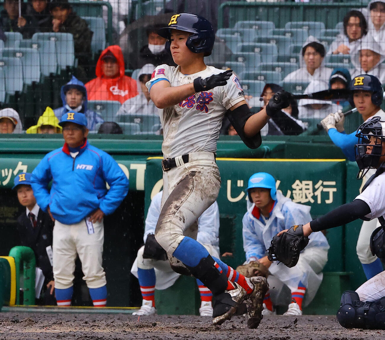 花咲徳栄対日本文理　父で監督の岩井隆監督（左）の前で4安打の活躍を見せた花咲徳栄・岩井虹太郎（撮影・上田博志）
