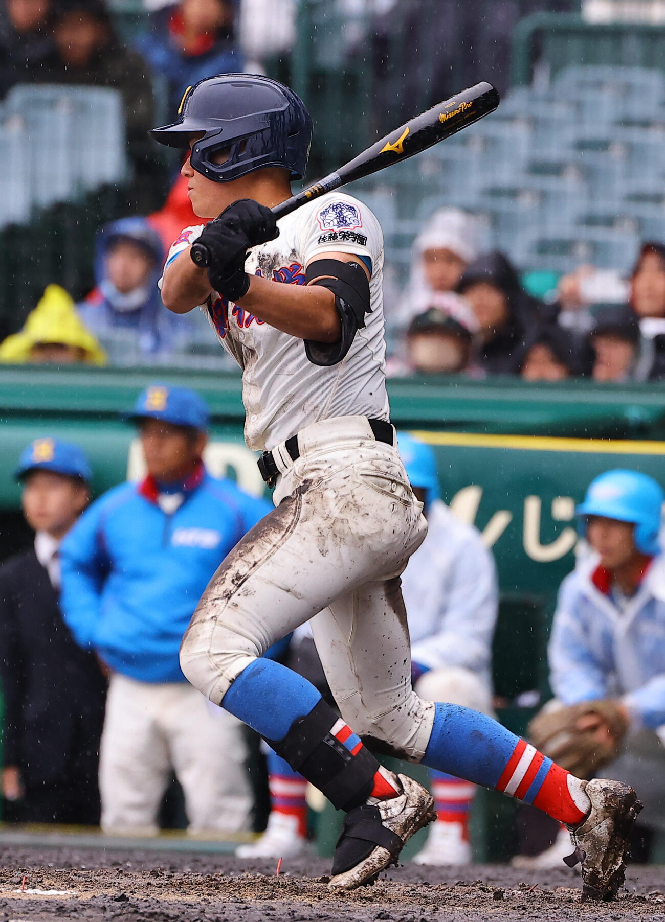 花咲徳栄対日本文理　8回表花咲徳栄無死二、三塁、岩井は右前適時打を放つ（撮影・上田博志）