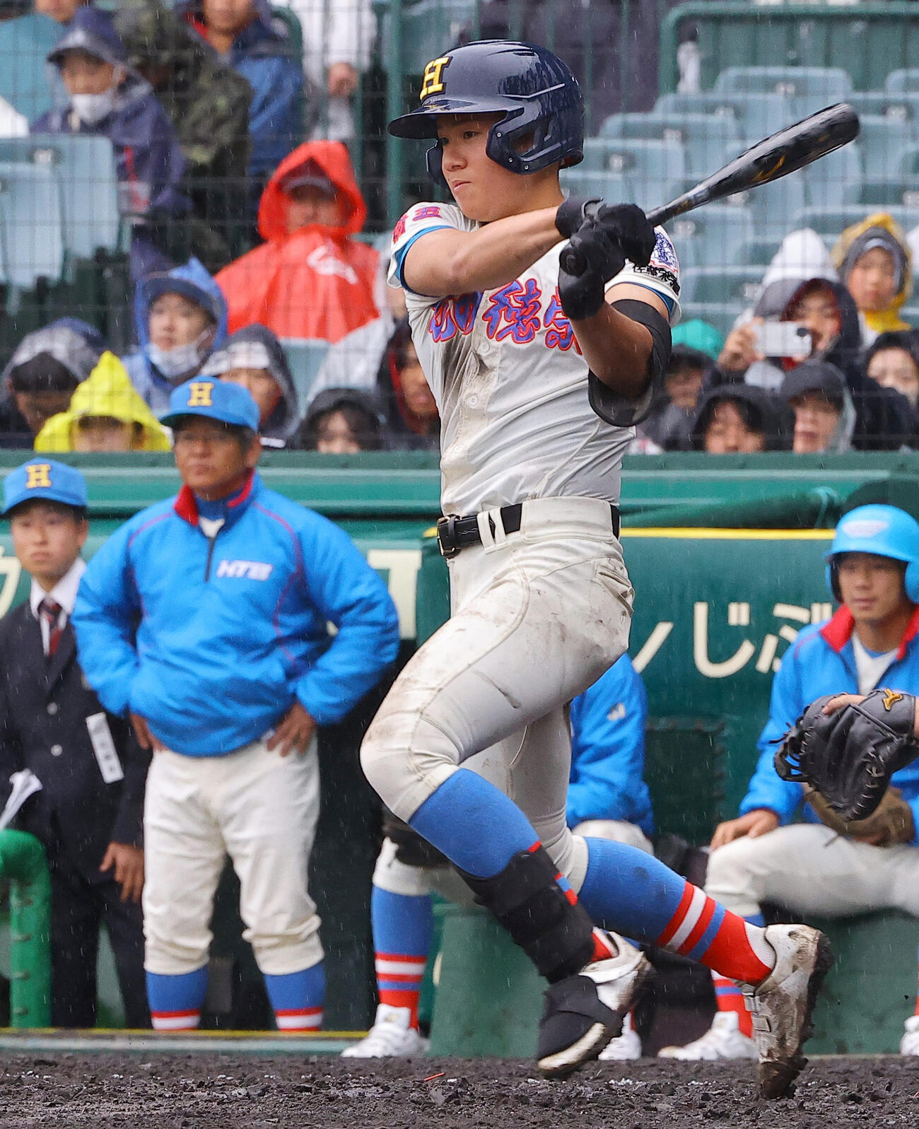 花咲徳栄対日本文理　4回表花咲徳栄2死二塁、岩井虹太郎は左前打を放つ。左は親子鷹の岩井隆監督（撮影・上田博志）