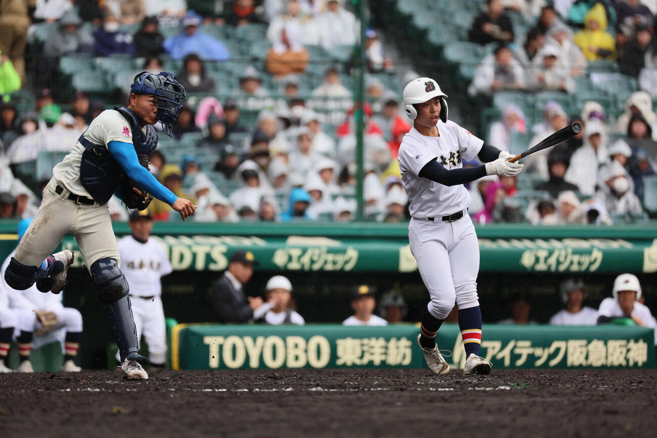 花咲徳栄対日本文理　3回裏日本文理2死一塁、佐伯は一塁けん制で渡辺を刺す（撮影・宮崎幸一）