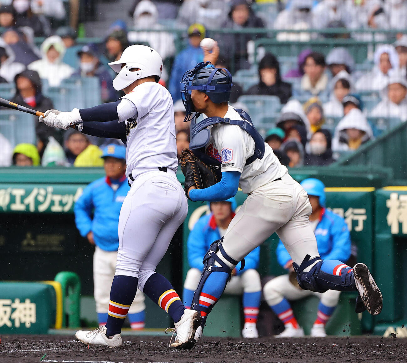 花咲徳栄対日本文理　3回裏日本文理2死一塁、渡辺をけん制球で刺す花咲徳栄・佐伯（撮影・上田博志）