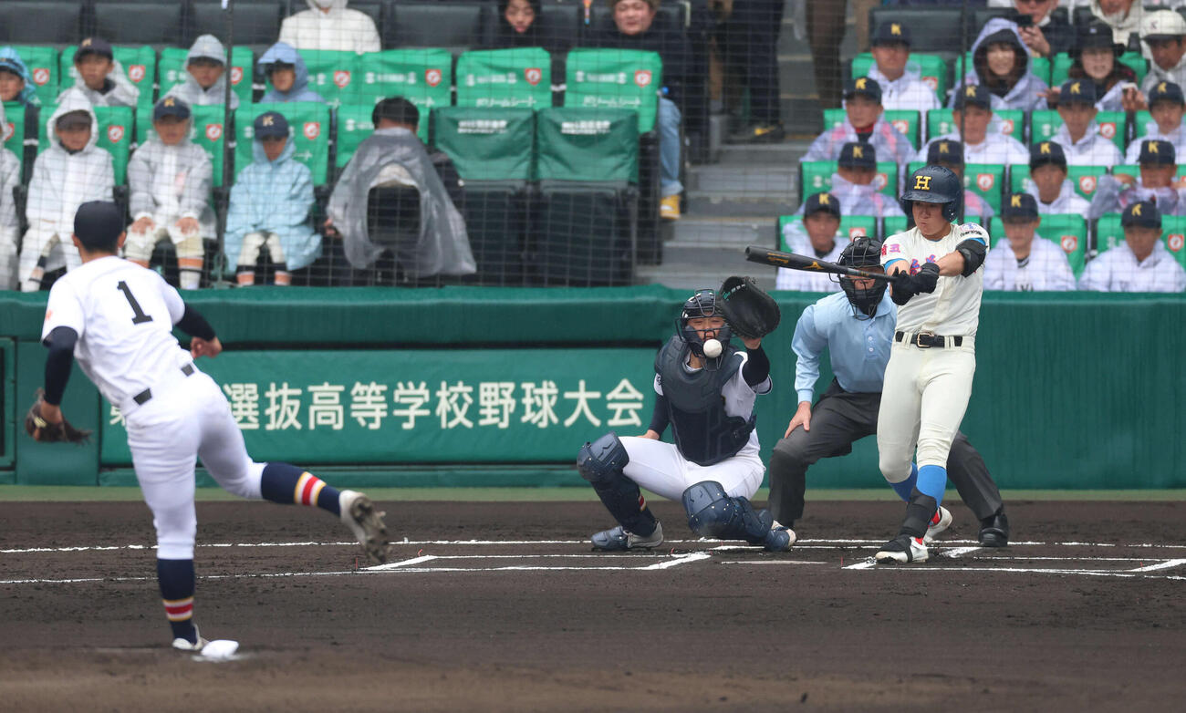 花咲徳栄対日本文理　1回表花咲徳栄無死、岩井は中前打を放つ（撮影・宮崎幸一）