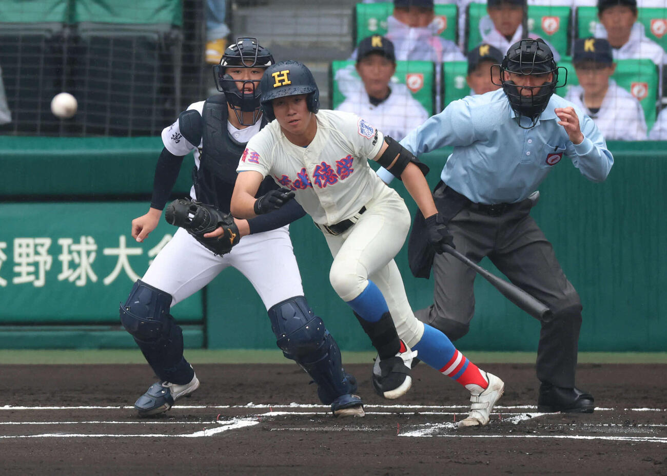花咲徳栄対日本文理　1回表花咲徳栄無死、岩井は中前打を放つ（撮影・宮崎幸一）