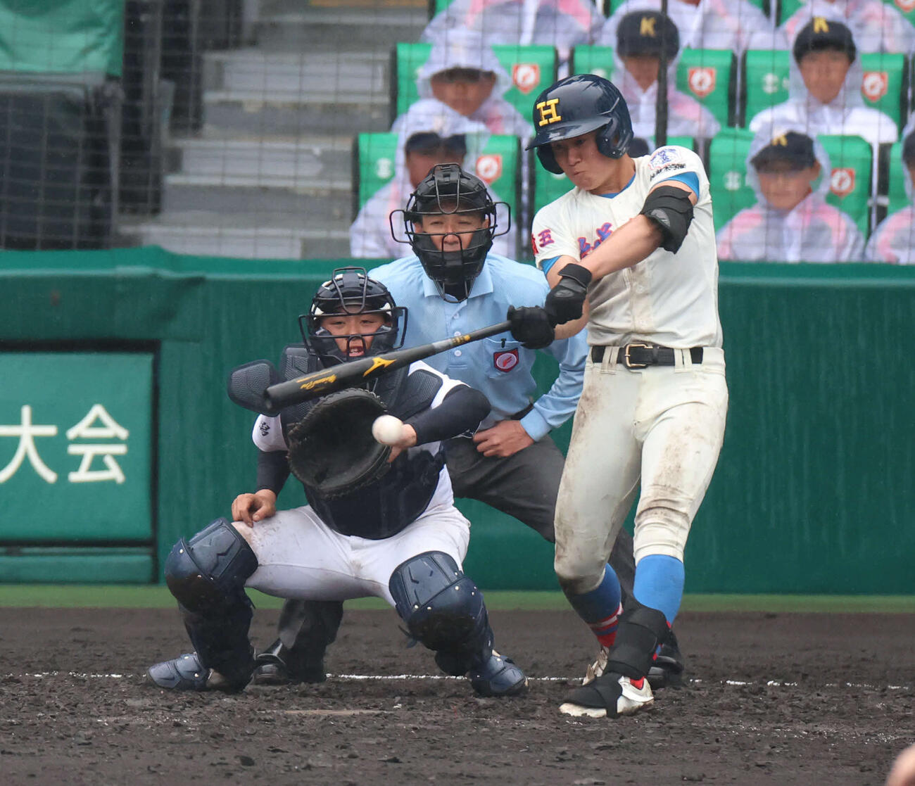 花咲徳栄対日本文理　4回表花咲徳栄2死二塁、岩井は左前打を放つ（朝日新聞）