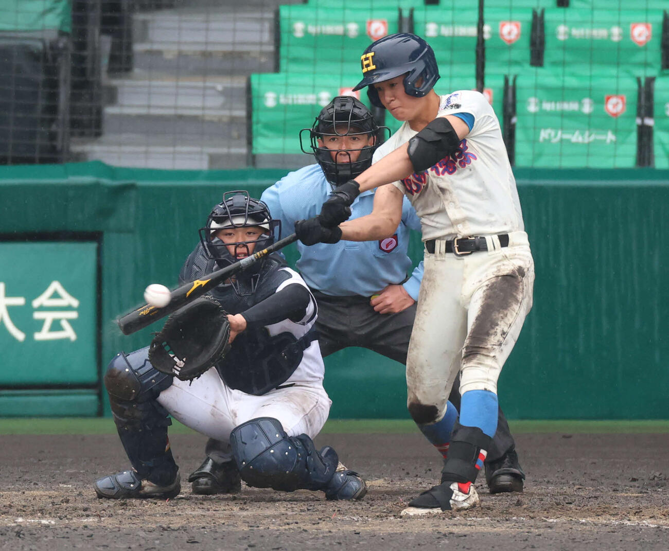 花咲徳栄対日本文理　8回表花咲徳栄無死二、三塁、岩井は4安打目となる右前適時打を放ち14点目を奪う（朝日新聞）