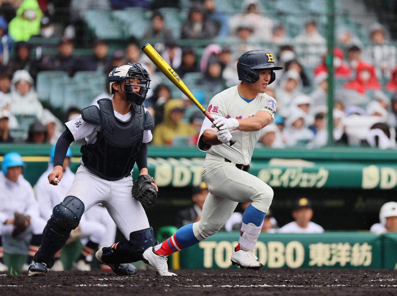 花咲徳栄対日本文理　3回表花咲徳栄1死満塁、奥野は一塁に打球を放ち、秦の一塁送球が当たる間に岩井が生還する（撮影・宮崎幸一）