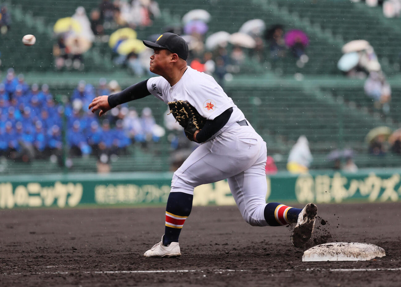 花咲徳栄対日本文理　3回表花咲徳栄1死満塁、奥野は一塁に打球を放ち、秦の一塁送球が当たる間に岩井が生還する（撮影・宮崎幸一）