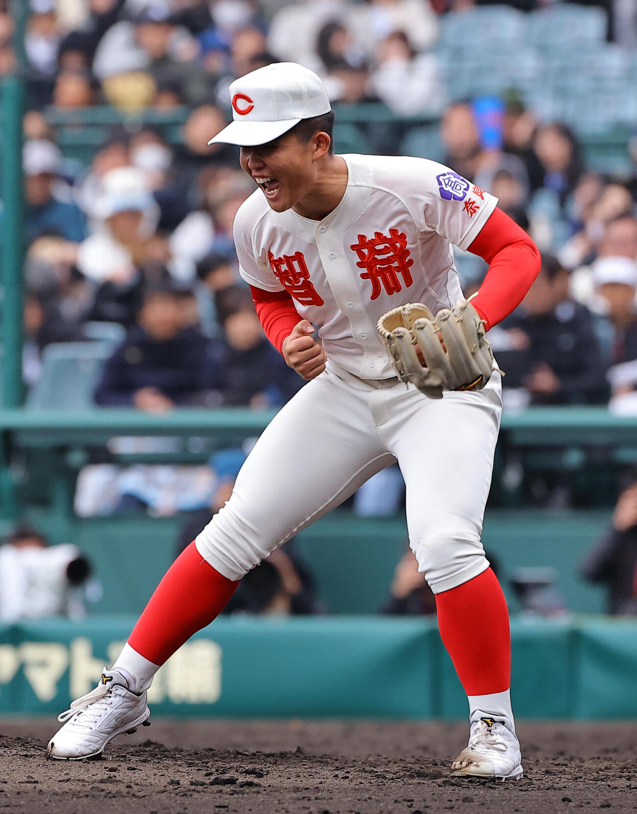 智弁学園対神村学園　8回裏神村学園2死一、二塁、国分から三振を奪いガッツポーズをする智弁学園エース杉本（撮影・上田博志）