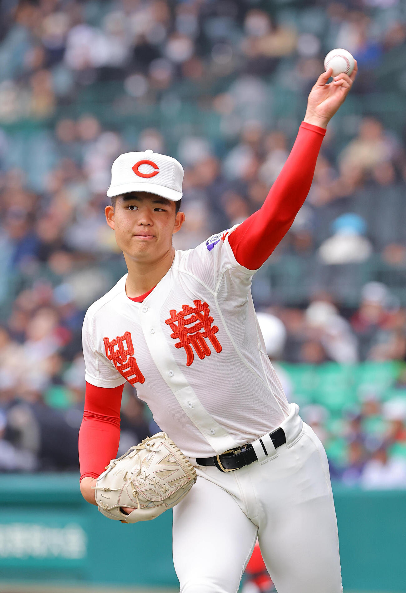 智弁学園対神村学園　投球練習をする智弁学園・杉本（撮影・上田博志）