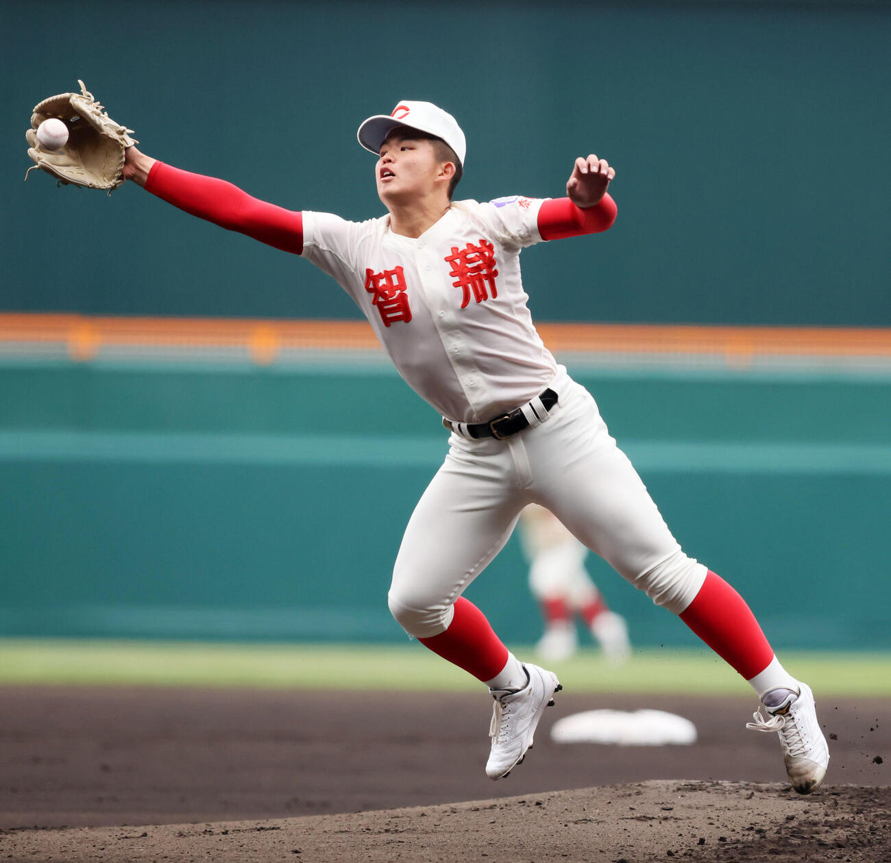 智弁学園対神村学園　　1回裏神村学園2死二、三塁、杉本は森友の打球を好捕する（撮影・加藤哉）