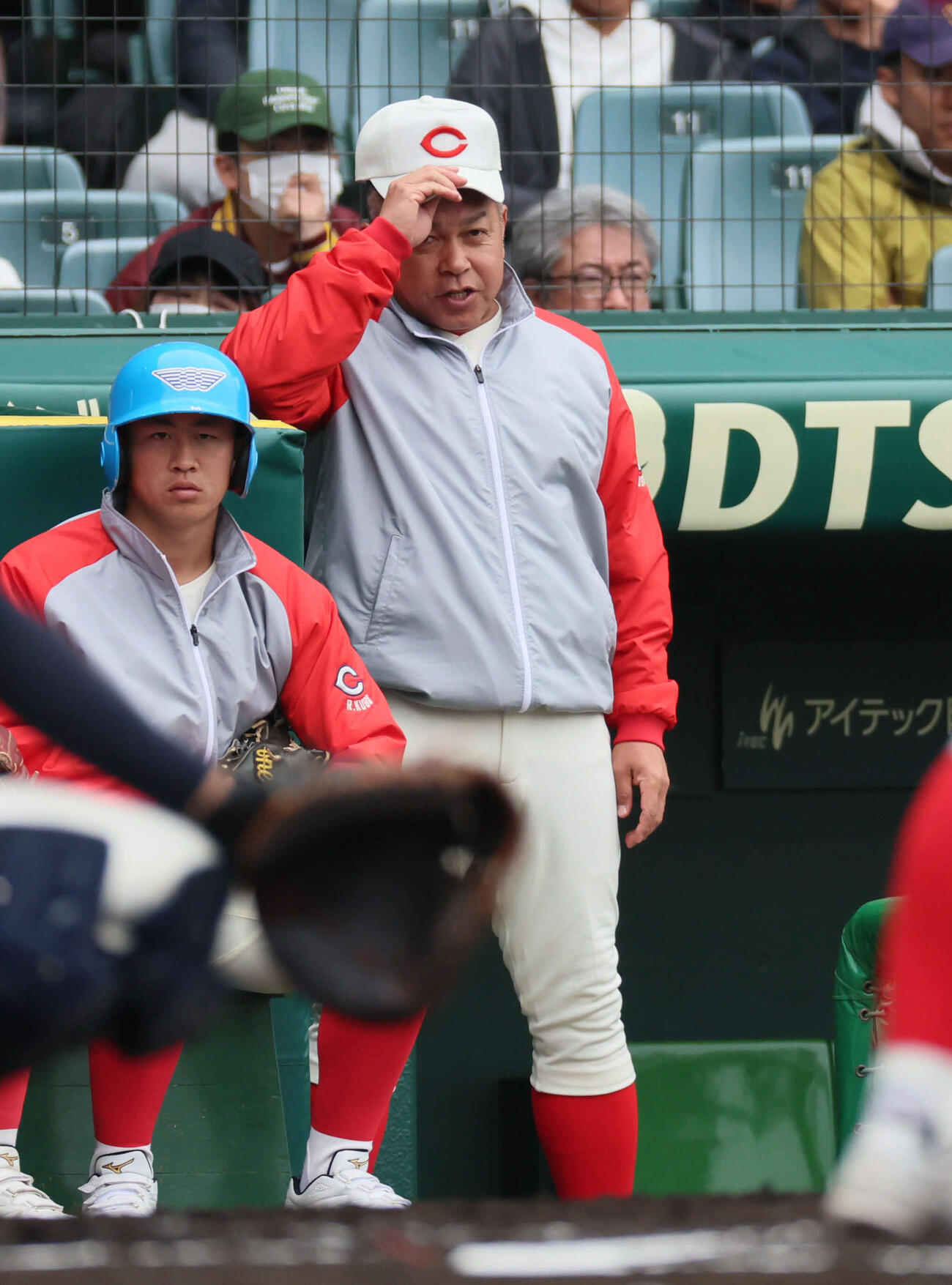 智弁学園対神村学園　戦況を見つめる智弁学園・小坂監督（撮影・宮崎幸一）