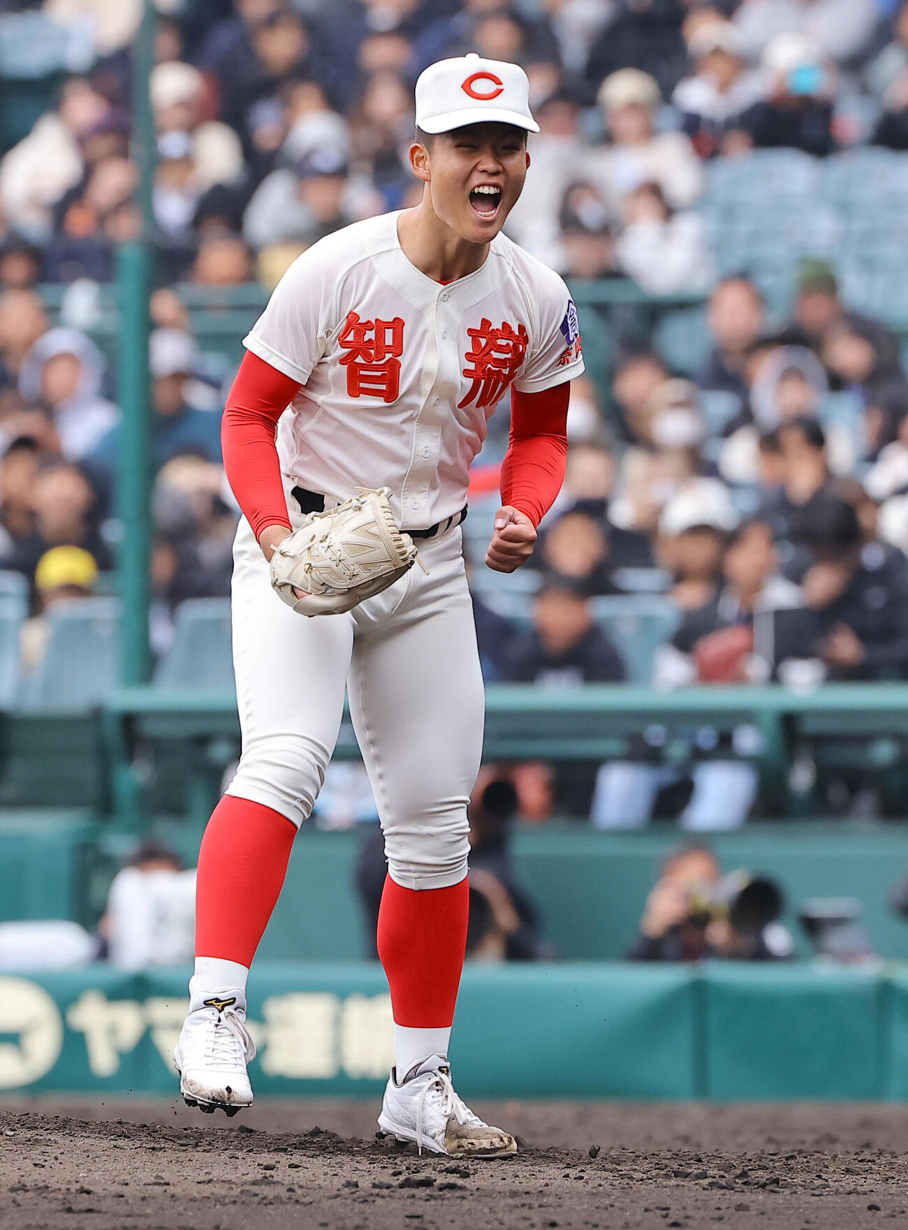 智弁学園対神村学園　8回裏神村学園2死一、二塁、国分から三振を奪いガッツポーズをする智弁学園エース杉本（撮影・上田博志）