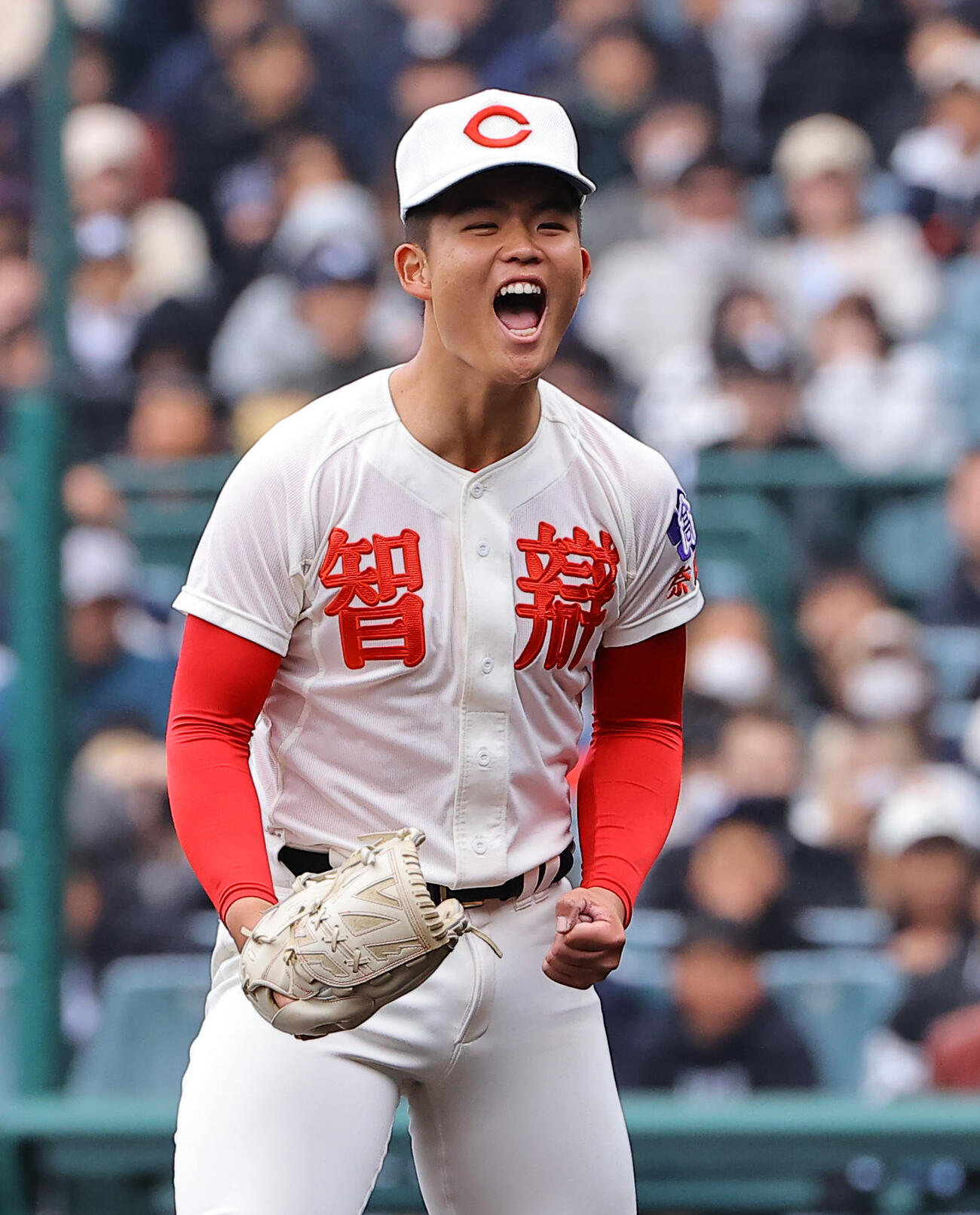 智弁学園対神村学園　8回裏神村学園2死一、二塁、国分から三振を奪いガッツポーズをする智弁学園エース杉本（撮影・上田博志）