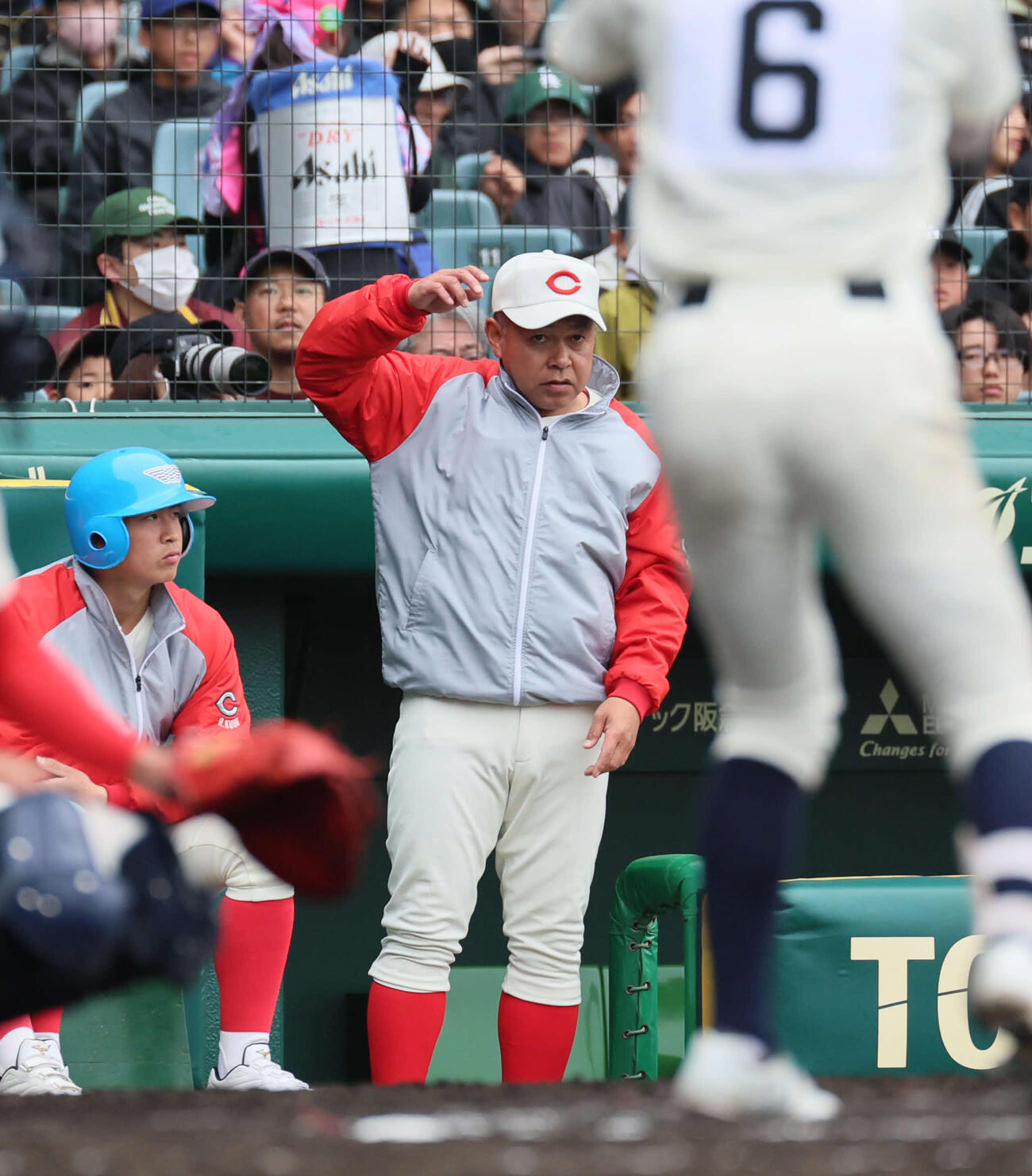 智弁学園対神村学園　戦況を見つめる智弁学園・小坂監督（撮影・宮崎幸一）