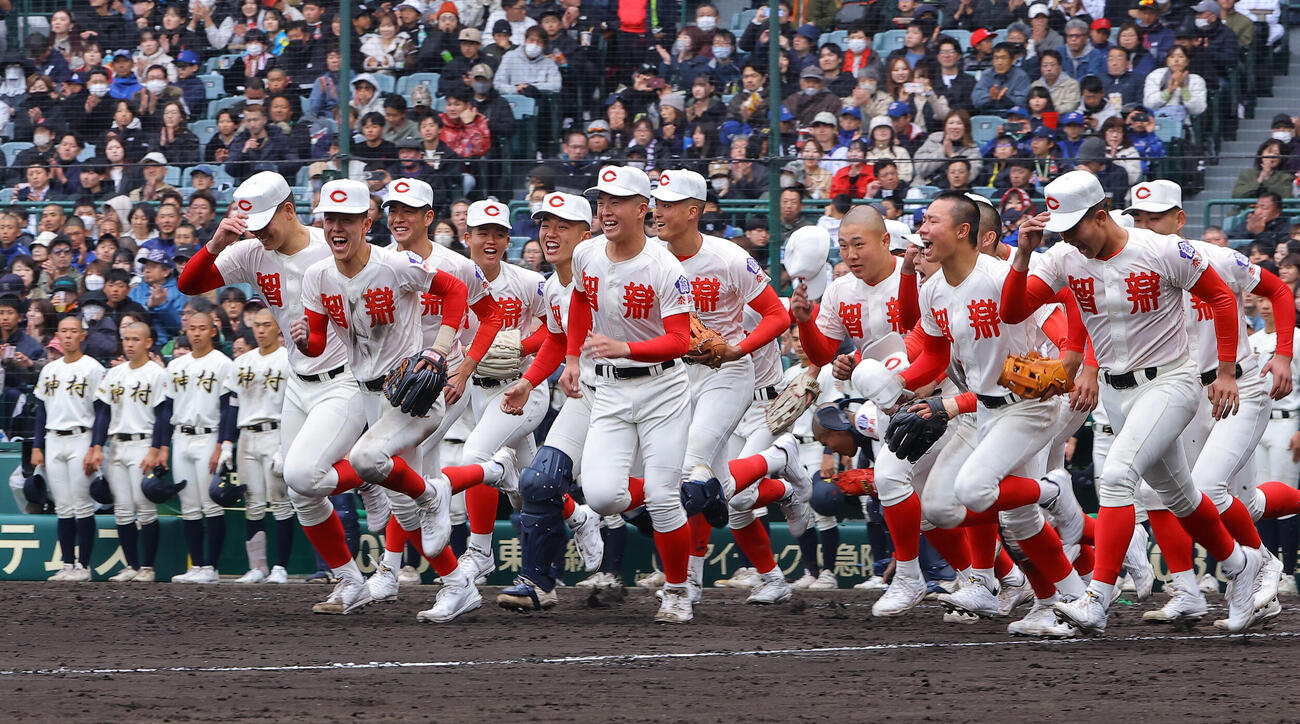 智弁学園対神村学園　神村学園に勝利した智弁学園ナインは応援団席へ笑顔で駆けだす（撮影・上田博志）