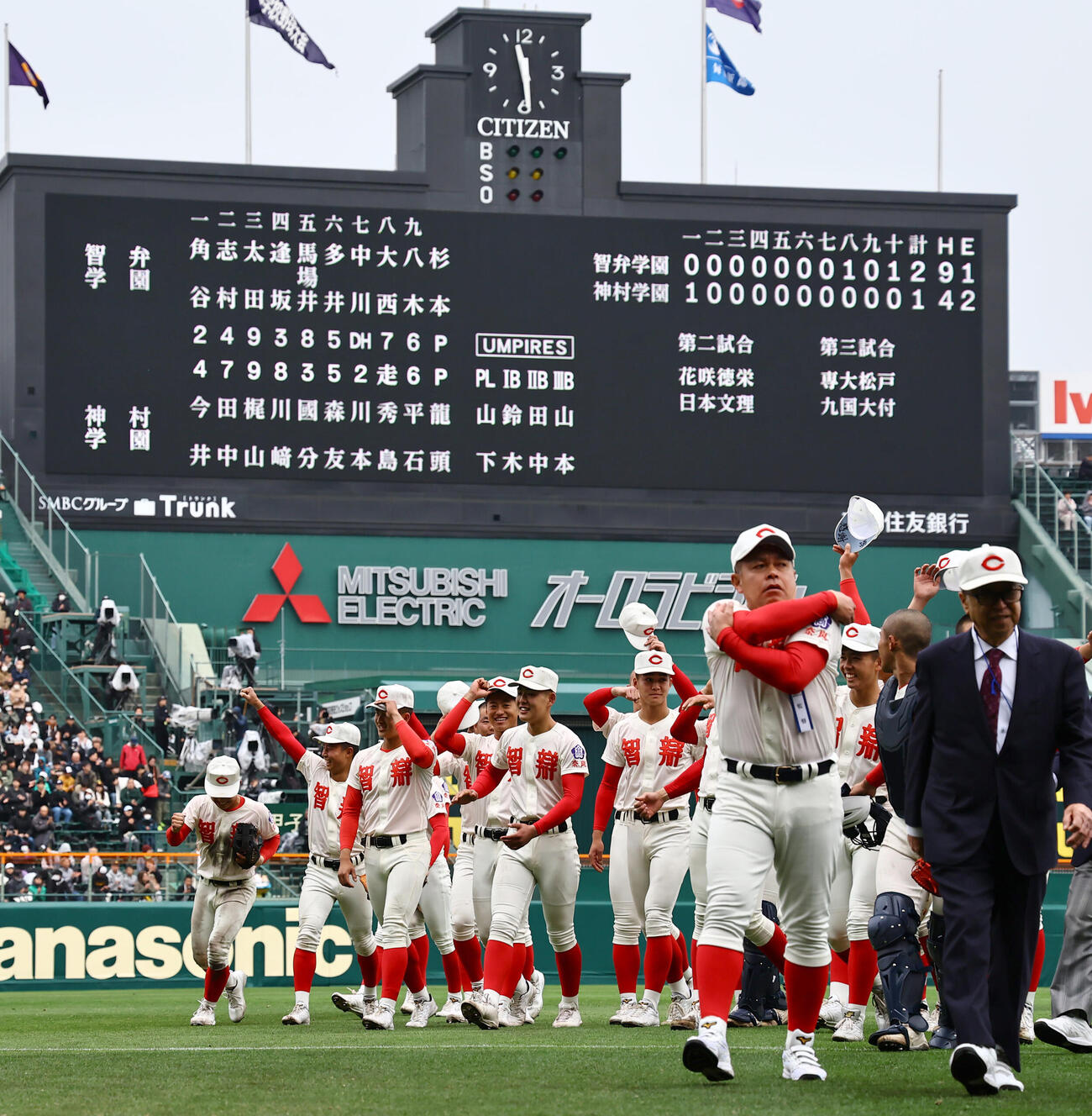 智弁学園対神村学園　智弁学園・小坂監督（右から2人目）は応援団へのさいさつを終えベンチに引き揚げる（撮影・上田博志）