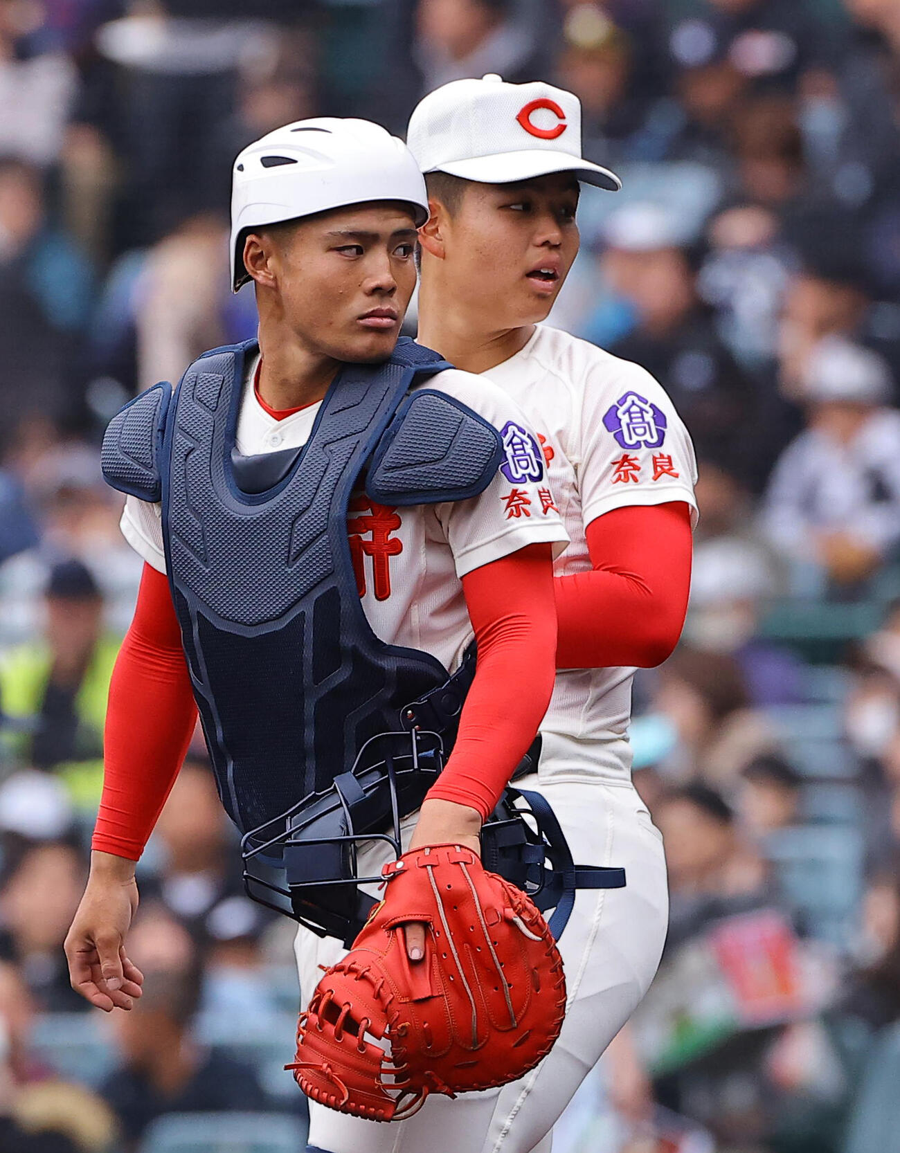 智弁学園対神村学園　マウンドで話をする智弁学園・角谷（左）とエース杉本（撮影・上田博志）