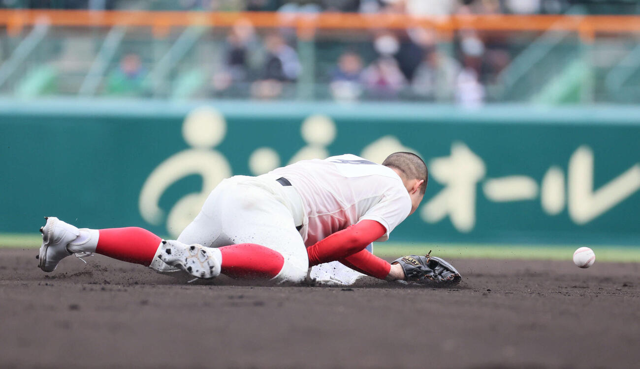 智弁学園対神村学園　1回裏神村学園死塁、志村は梶山の打球をそらし内野安打となる（撮影・宮崎幸一）