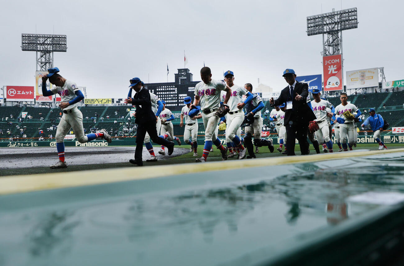 花咲徳栄対日本文理　雨中で大勝した花咲徳栄（撮影・宮崎幸一）