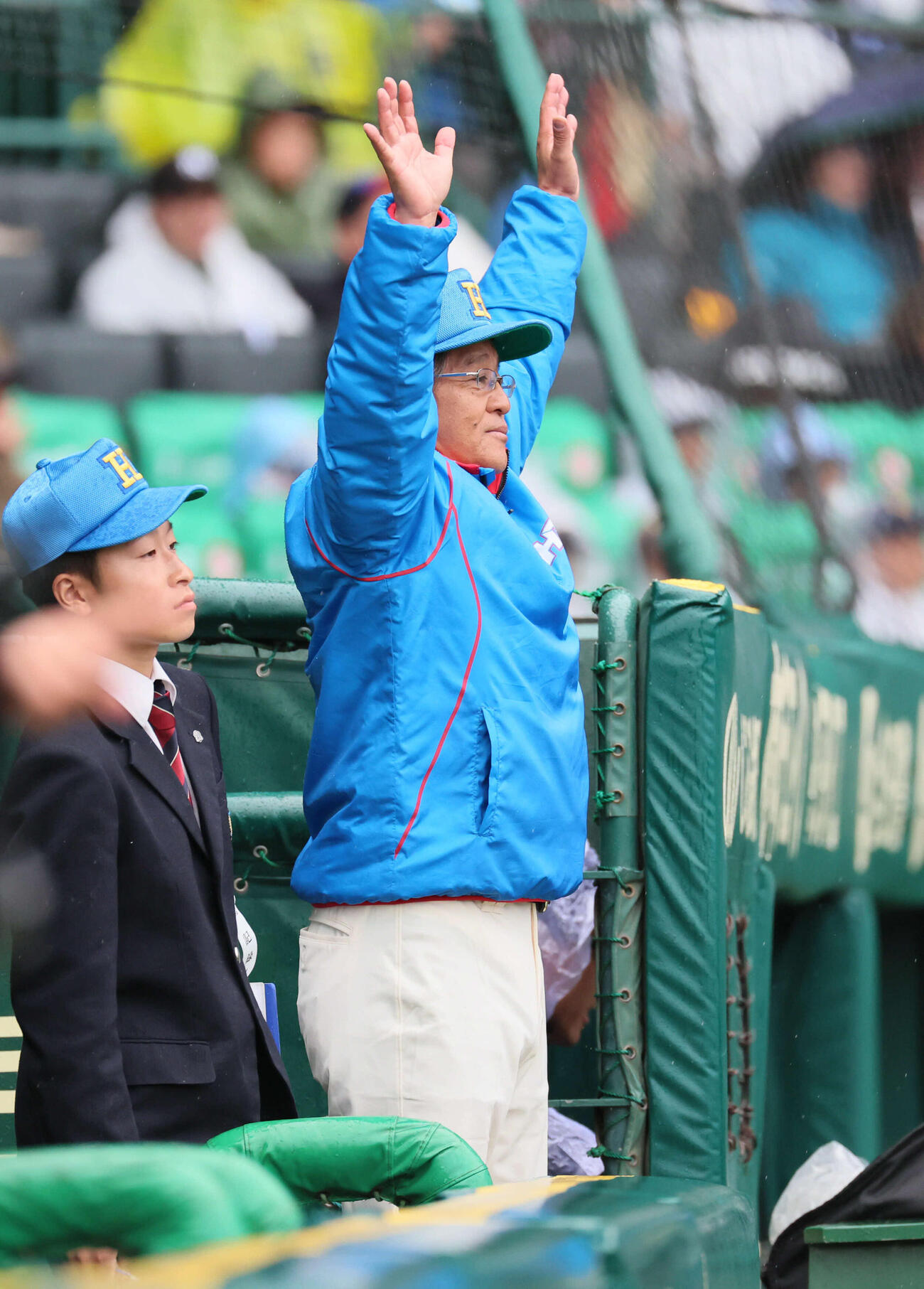 花咲徳栄対日本文理　ナインを鼓舞する花咲徳栄・岩井監督（撮影・宮崎幸一）
