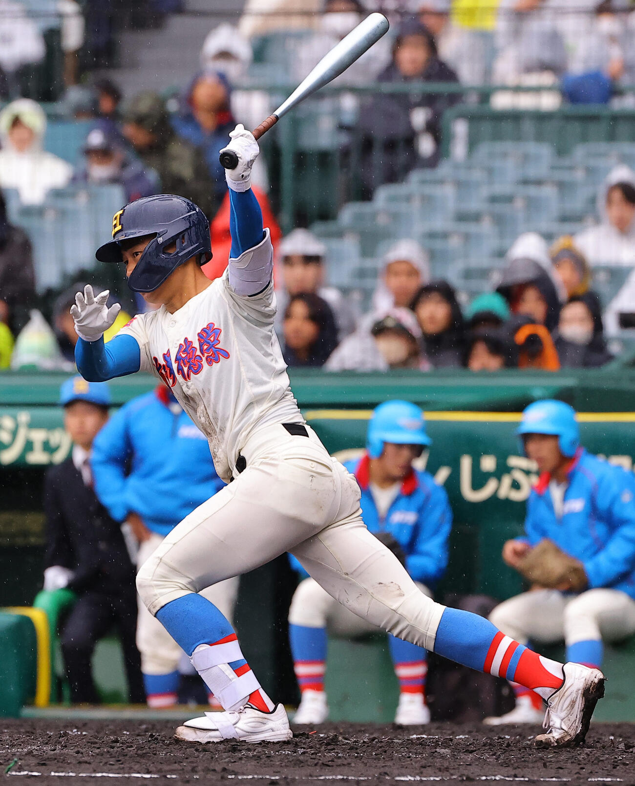 花咲徳栄対日本文理　4回裏花咲徳栄1死一、三塁、適時打を放つ花咲徳栄・佐伯（撮影・上田博志）