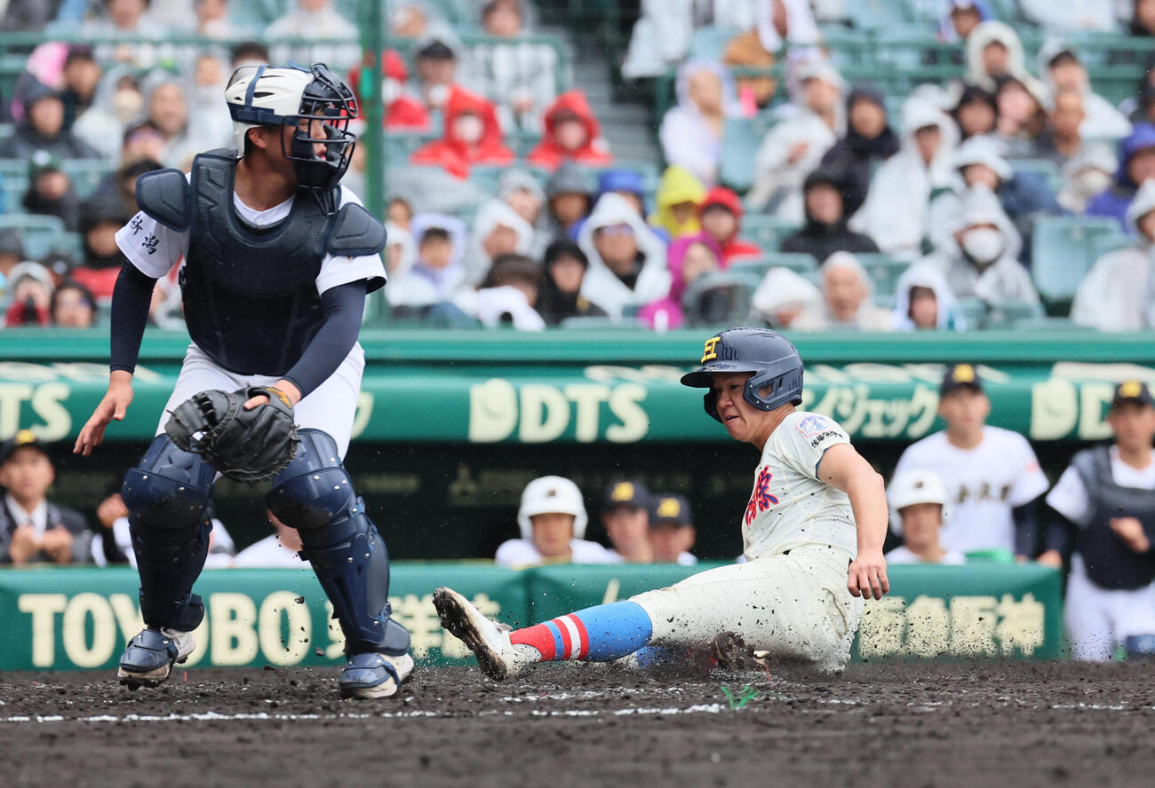 花咲徳栄対日本文理　3回表花咲徳栄1死満塁、奥野は一塁に打球を放ち、秦の一塁送球が当たる間に岩井が生還する（撮影・宮崎幸一）