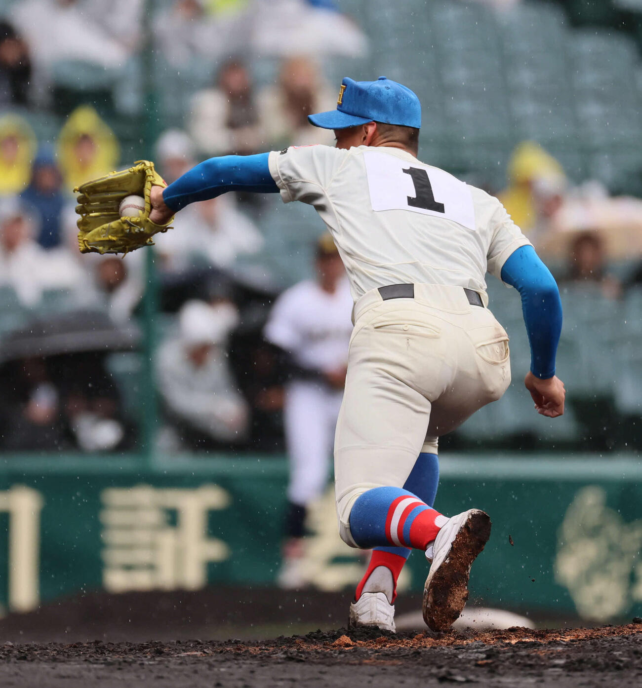 花咲徳栄対日本文理　4回裏日本文理1死、黒川は吉田の投ゴロを好捕する（撮影・宮崎幸一）