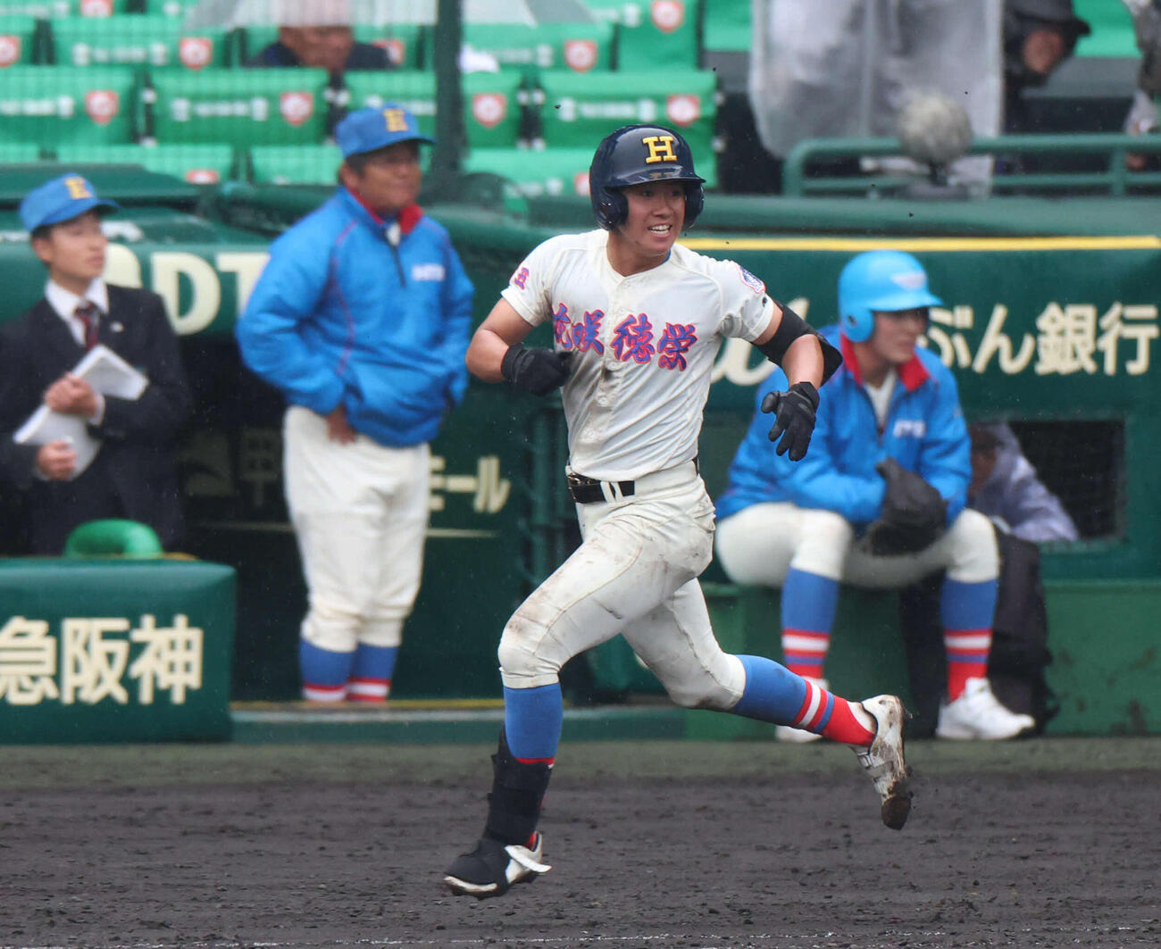 花咲徳栄対日本文理　4回表花咲徳栄2死二塁、岩井は左前打を放つ。後方中央は岩井監督（朝日新聞）
