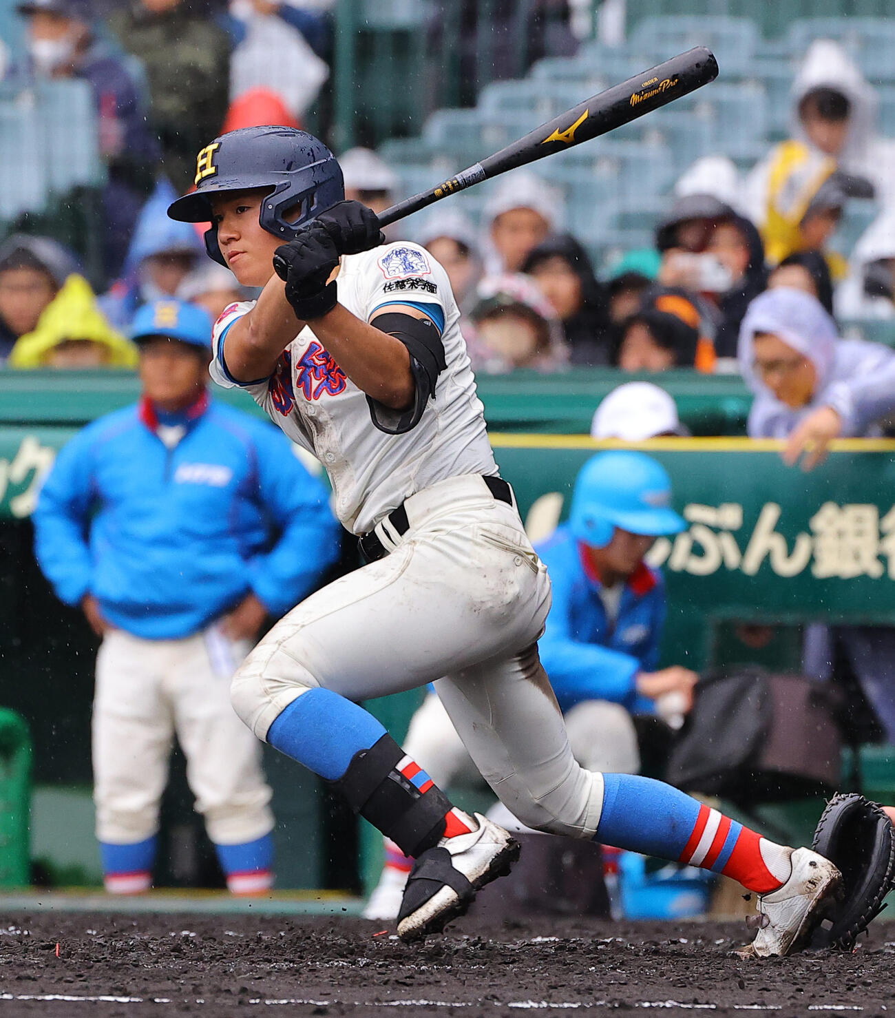 花咲徳栄対日本文理　4回表花咲徳栄無死、岩井は左前打を放つ（撮影・上田博志）