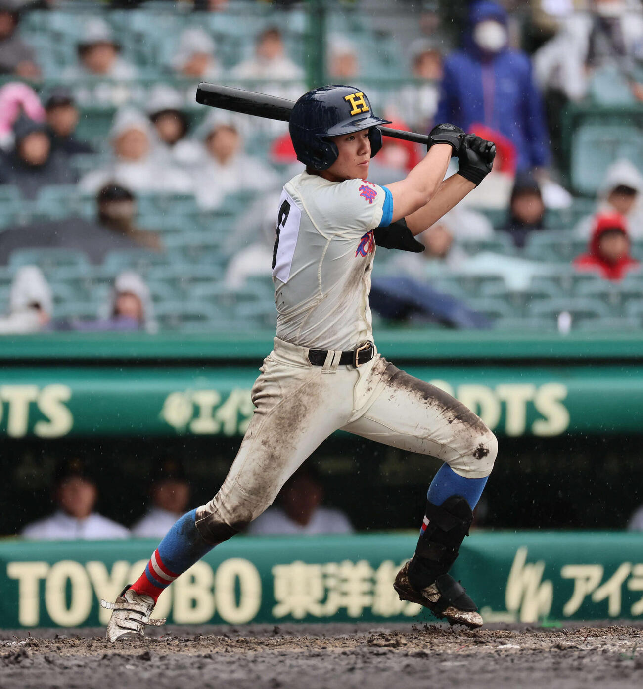 花咲徳栄対日本文理　8回表花咲徳栄無死二、三塁、岩井は4安打目となる右前適時打を放ち14点目を奪う（撮影・宮崎幸一）