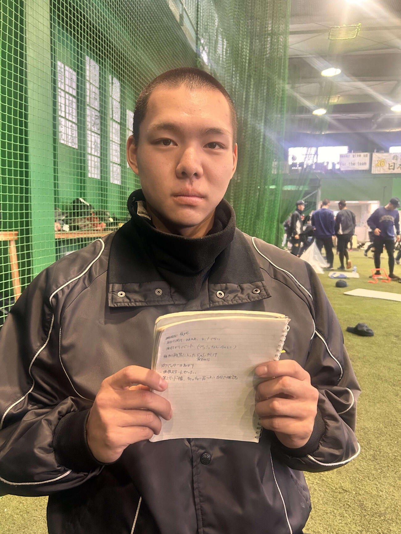 「自分の役割を見つけた気がして」と、各選手の打撃内容をまとめたノートを見せる日本文理・土屋斗（撮影・平山連）