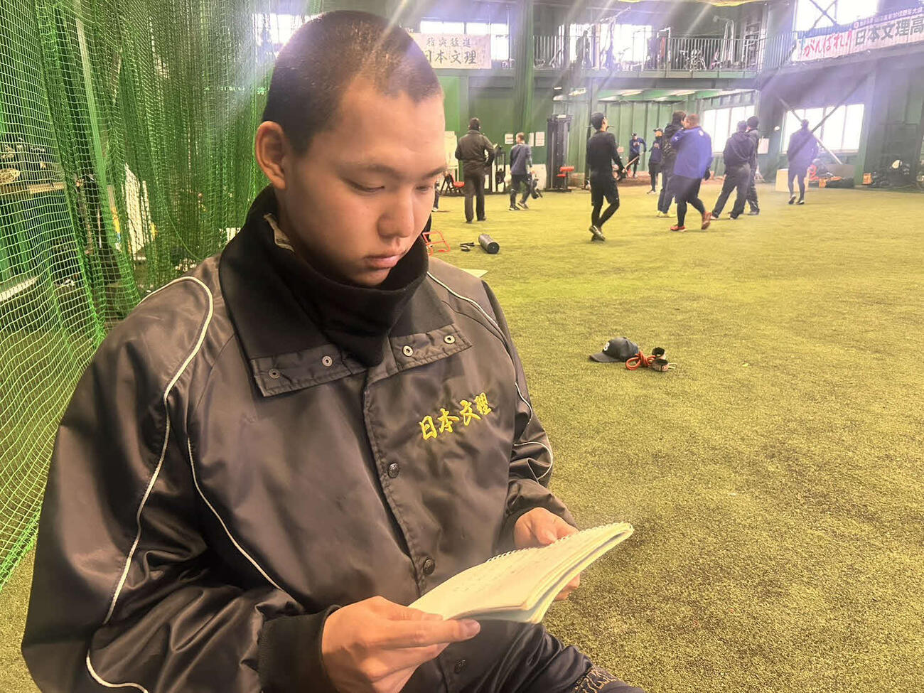 「自分の役割を見つけた気がして」と、各選手の打撃内容をまとめたノートを見せる日本文理・土屋斗（撮影・平山連）