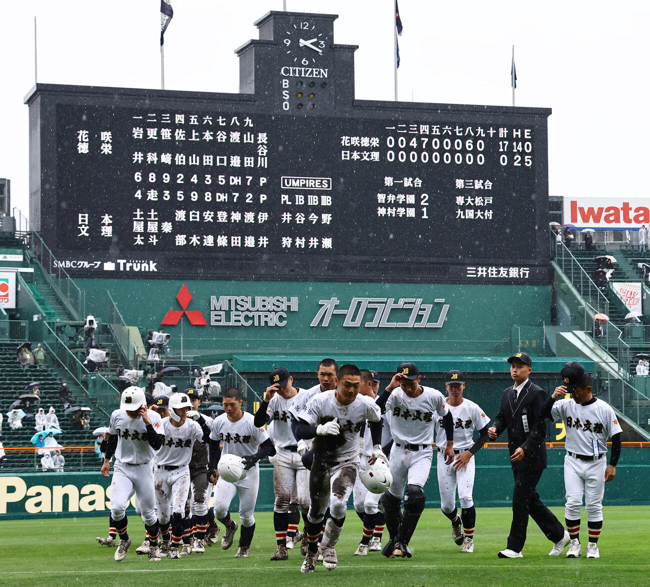 花咲徳栄対日本文理　応援団へのあいさつを終えた日本文理ナインはベンチに引き揚げる（撮影・上田博志）