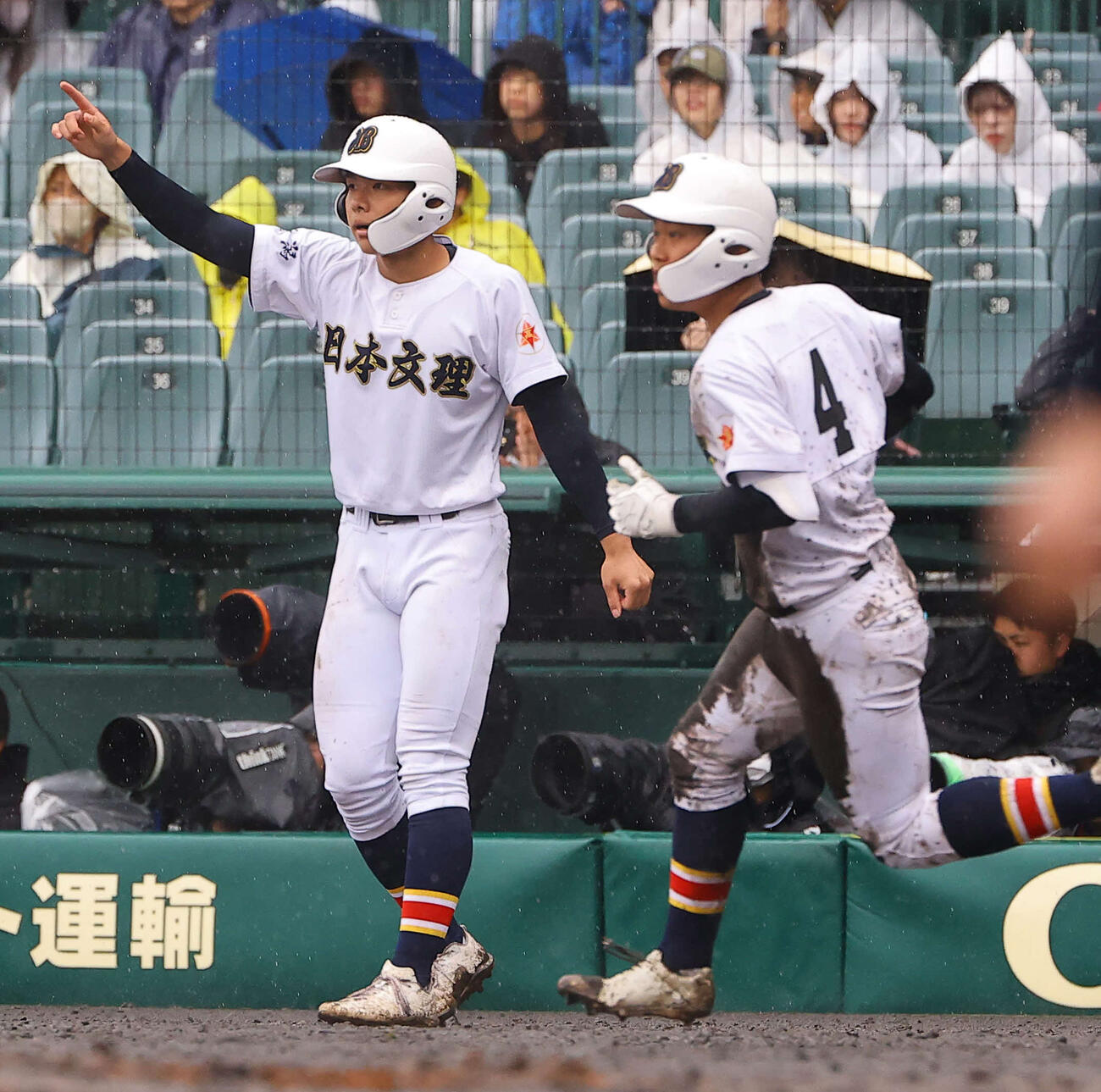 花咲徳栄対日本文理　一塁コーチボックスに入った日本文理・土屋斗希桜。右は土屋太偉哉（撮影・上田博志）