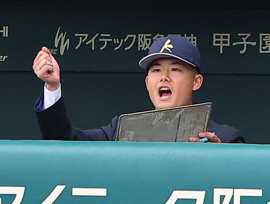智弁学園対神村学園　ベンチで声を出す神村学園・吉村記録員（撮影・上田博志）