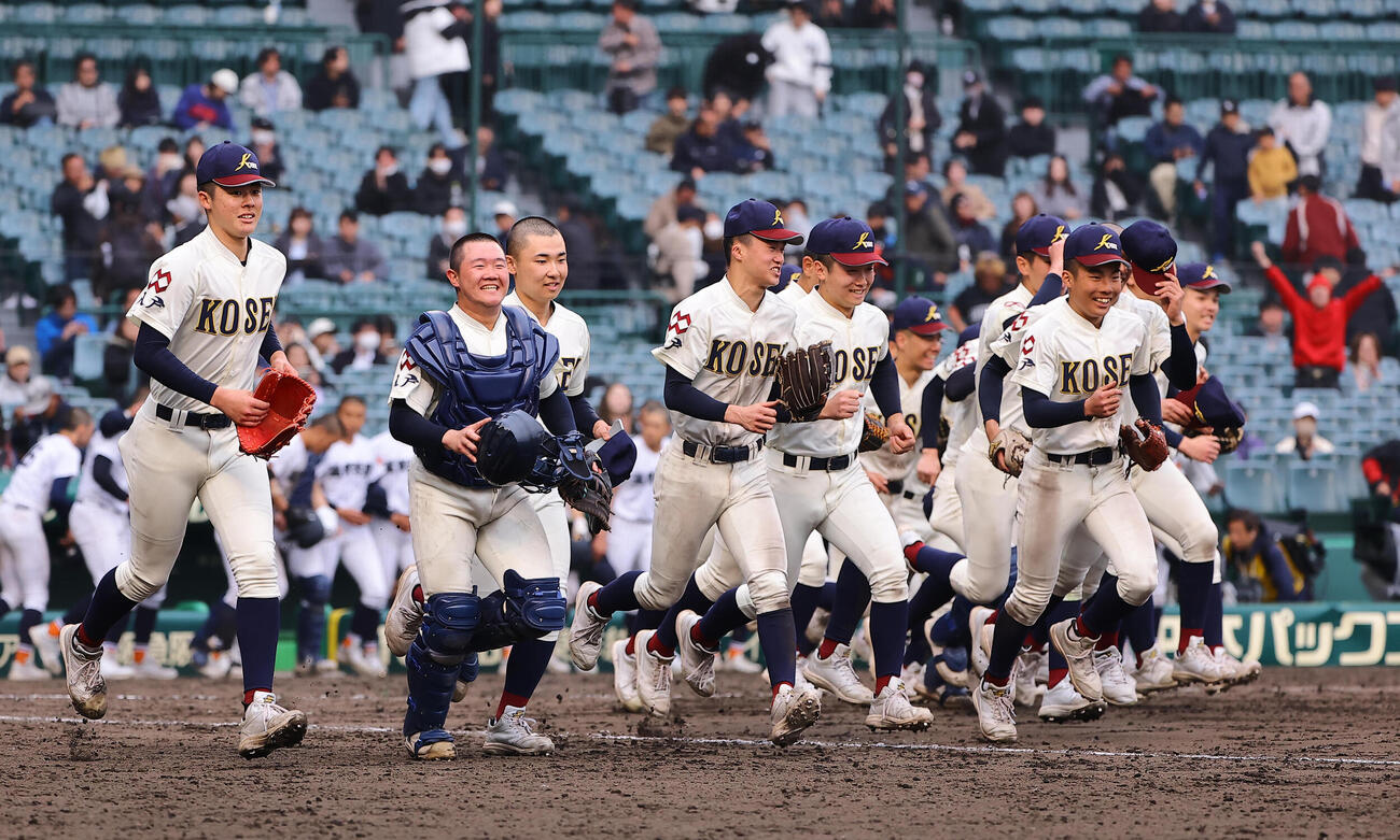 26年3月24日　滋賀学園対八戸学院光星　滋賀学園に勝利した八戸学院光星エース北口（左）らナインは応援団席に笑顔で駆けだす（撮影・上田博志）