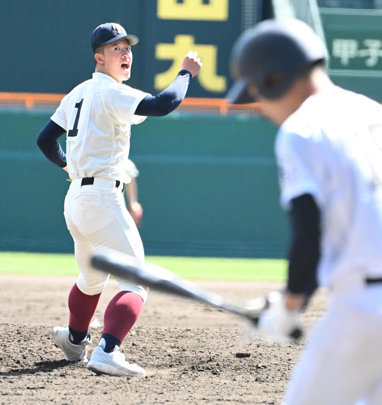 大阪桐蔭対三重　2回裏三重1死　中森仁瑚（右）を空振り三振に抑え叫ぶ大阪桐蔭の吉岡貫介（撮影・石井愛子）