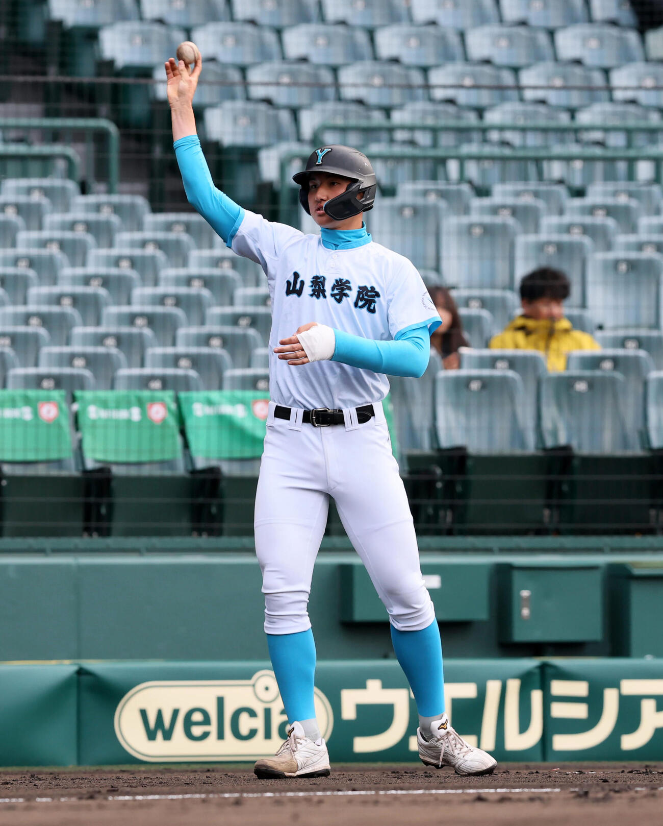 大垣日大対山梨学院　試合前の練習を手伝う山梨学院の菰田（撮影・加藤哉）