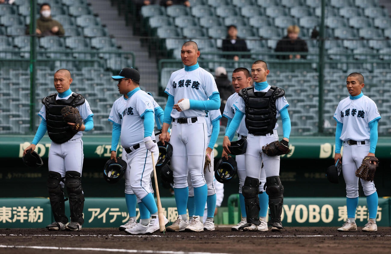大垣日大対山梨学院　試合前の練習を終え相手ベンチに向かって一礼する山梨学院の菰田らナイン（撮影・加藤哉）